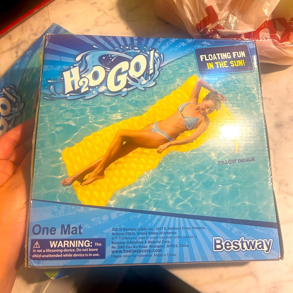 Pillow design floating matt